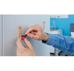 Tesa Klevende Schroef voor Baksteen en Natuursteen, draagvermogen 10 kg, blister van 2 stuks