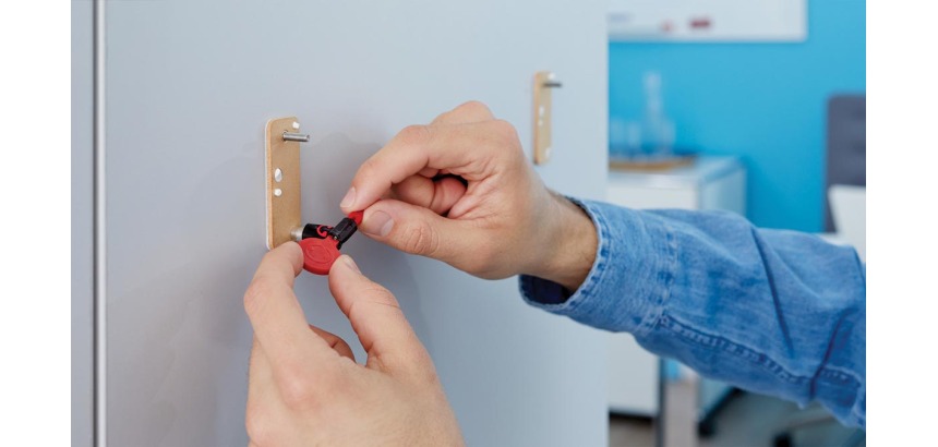 Tesa vis adhésive pour des surfaces rugueuses et solides, supporte 10 kg, blister de 2 pièces