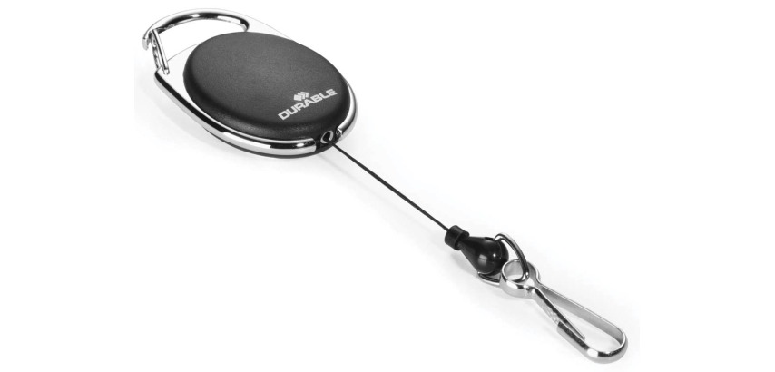 Langlebiges Aufrollgerät mit schwarzem Karabiner, im Blisterpack.