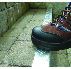 Nez de marches en aluminium larmé