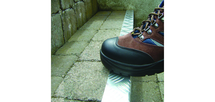 Nez de marches en aluminium larmé