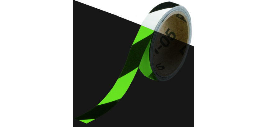 GB_Witte en gestreepte markeringstape voor vloeren en trappen, op rol