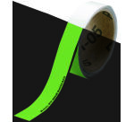 Witte en gestreepte markeringstape voor vloeren en trappen, op rol