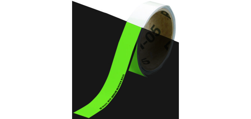 Witte en gestreepte markeringstape voor vloeren en trappen, op rol