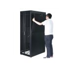 APC Baie EasyRack 600mm/42U/1200mm avec toit, panneau latéral, roulettes, noir