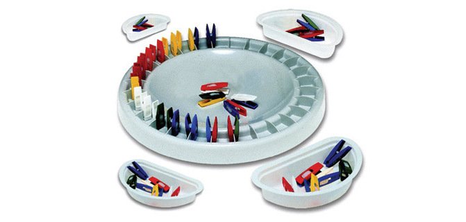 Jeu domino pédagogique composition plateau circulaire 28cm 28 mini-pinces 4cm 4 bacs adapté 4 enfants dès 3 ans