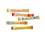 Sticks de sucre roux, dans un présentoir en carton