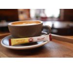 Sticks de mousse à café, dans un présentoir en carton