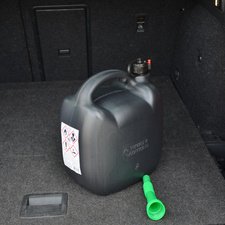 Jerrican en plastique avec un bec verseur