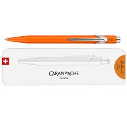 En_boligrafo caran d'ache 849 pop line naranja fluo con estuche punta media