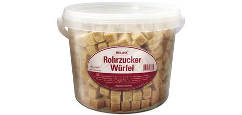 Cubes de sucre roux, dans un seau