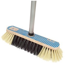 Balai avec un manche, bois, brosse synthétique