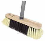 Balai en bois avec manche en métal