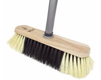 Balai en bois avec manche en métal