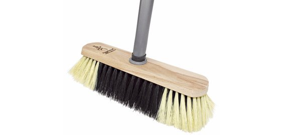 Balai en bois avec manche en métal