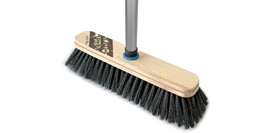 Balai Black Forest avec un manche, brosse