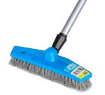 Brosse à articulation avec un balai métallique