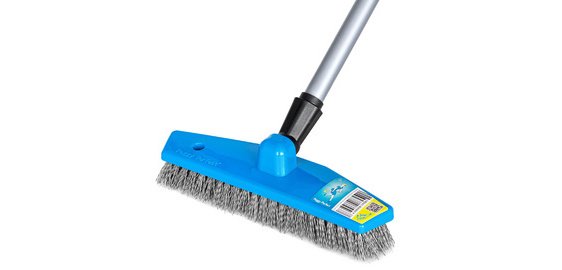 Articulated brush with a metal broom