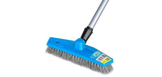 Brosse à articulation avec un balai métallique