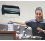 TORK Distributeur de papier nettoyant en petit rouleau, noir