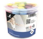 Craie de trottoir, dans un seau en plastique