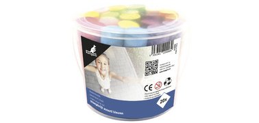 Craie de trottoir, dans un seau en plastique