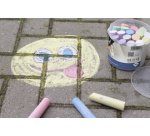 Craie de trottoir, dans un seau en plastique