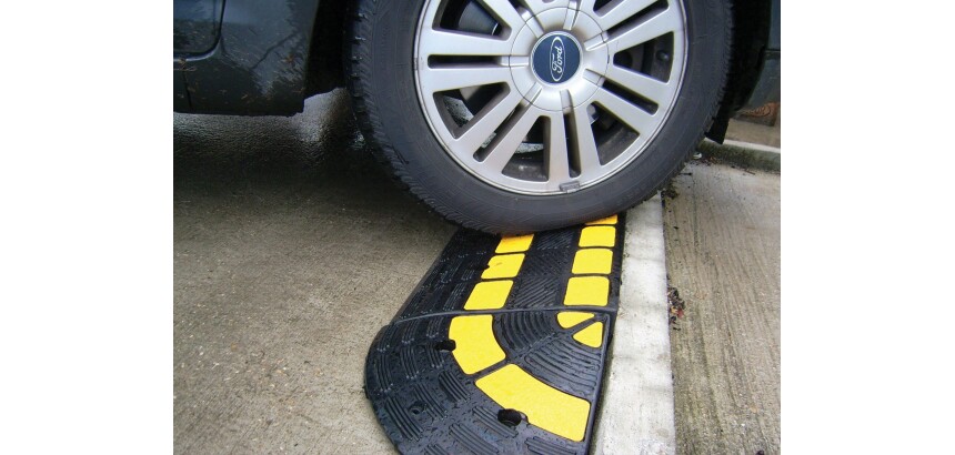 Rampe de trottoir avec passe cable integré OPTO