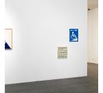 Panneau relief et braille WC, flèche avec picto PMR