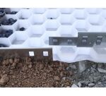 Bordure de délimitation pour plaque "gravier" piétonnier