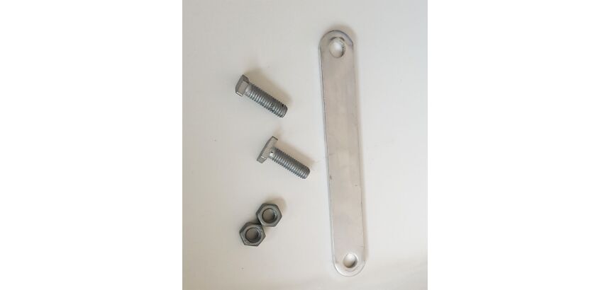 Plaque de fixation pour panneau sur grillage