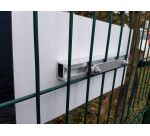 Plaque de fixation pour panneau sur grillage