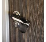 Coude "Mains libres" pour poignée de porte