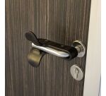 Coude "Mains libres" pour poignée de porte