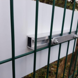 Plaque de fixation pour panneau sur grillage