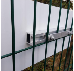 Plaque de fixation pour panneau sur grillage