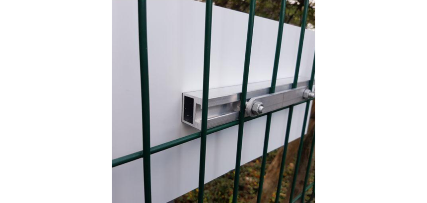Plaque de fixation pour panneau sur grillage