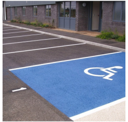 Peinture bleue pour stationnement PMR