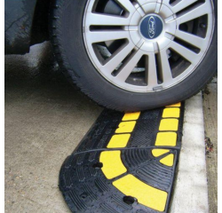 Rampe de trottoir avec passe cable integré OPTO