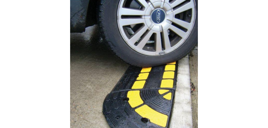 Rampe de trottoir avec passe cable integré OPTO