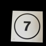 Panneau en relief et en braille Numéro "7" - Intérieur - Fond blanc - Texte noir