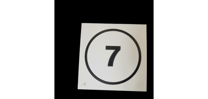 Panneau en relief et en braille Numéro "7" - Intérieur - Fond blanc - Texte noir