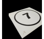 Panneau en relief et en braille Numéro "7" - Intérieur - Fond blanc - Texte noir