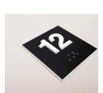 Panneau en relief et en braille 12