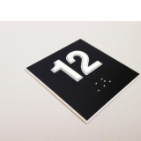 Panneau en relief et en braille 12