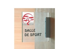 Plaque de signalétique plexi en drapeau