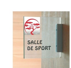 Plaque de signalétique plexi en drapeau