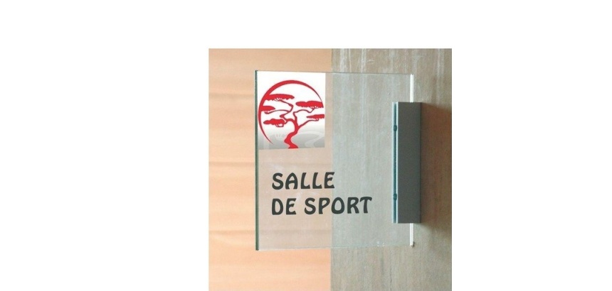 Plaque de signalétique plexi en drapeau