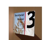 Plaque de signalétique plexi en drapeau