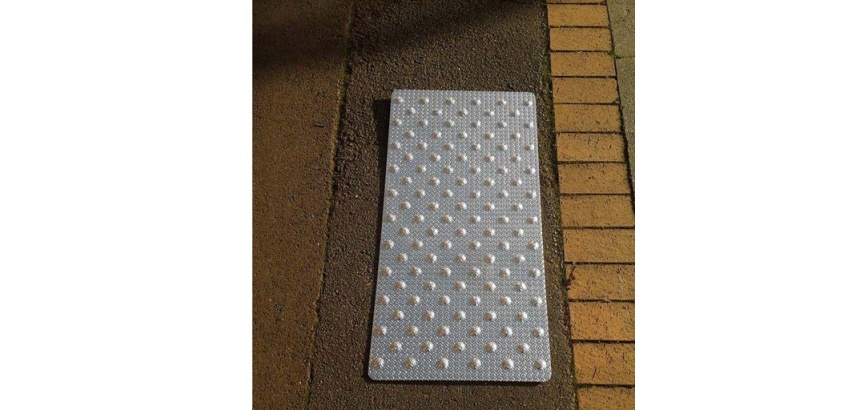 Dalle podotactile en aluminium grain de riz - 420 x 825 mm